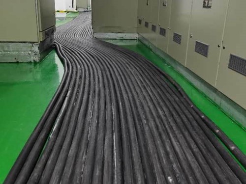 元宝如何根据理论计算公式计算温度对特定电压测量结果的影响？